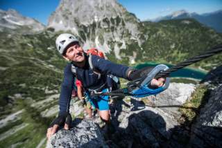 Klettersteige bieten alpinistische Erfahrung bei geringen Einstiegshürden. Foto: Christian Pfanzelt
