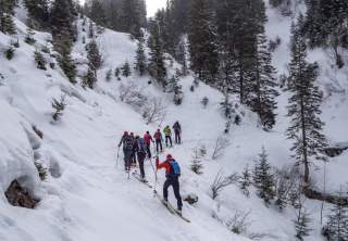 Gruppe von Menschen auf Skitour in verschneiter Berglandschaft