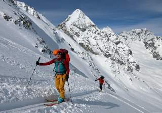 Skitourengeherin beim Anstieg zur Suldenspitze. Im Hintergrund die Königspitze.