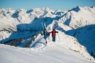 Zwei Menschen auf Skitour auf verschneitem Bergrücken