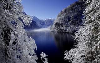 Eisige Winterlandschaft mit See