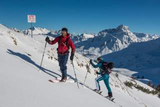 Zwei Menschen auf Skitour