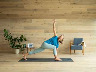 Frau macht Übung auf Yogamatte