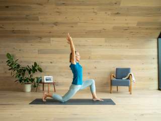 Frau macht Übung auf Yogamatte