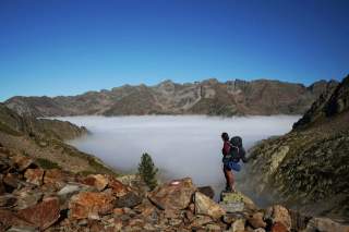 Wanderin genießt Ausblick über Berge