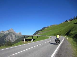 Fahrradfahrer auf Passstraße in den Bergen