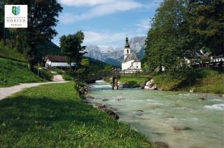 Bergsteigerdorf Ramsau: die Pfarrkirche vom Malerwinkl aus mit Bergbach