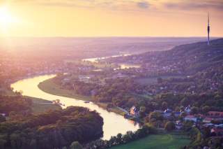 Arial view auf das Dresdner Elbland, die Elbe schlängelt sich durch die bebaute, aber grüne Landschaft.
