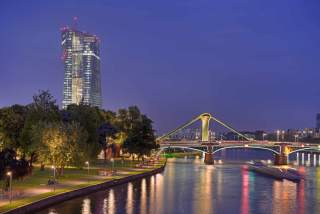 Die Blaue Stunde in Frankfurt. Blick über den Main zur Europäischen Zentralbank.