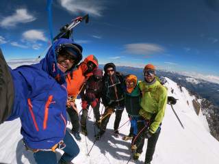 Gruppe macht Selfie auf Berggipfel
