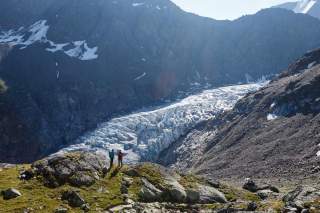 Zwei Menschen im Gebirge vor Gletscher