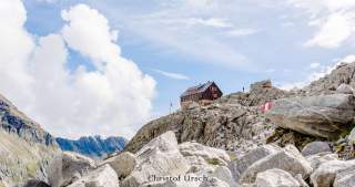 Eine Alpenvereinshütte im Felsenmeer.