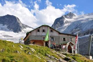 Die Greizer Hütte mit dem Gletscher im Hintergrund.