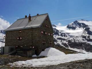 Das Hochwildehaus, eine Alpenvereinshütte, in Hochgebirgslandschaft.