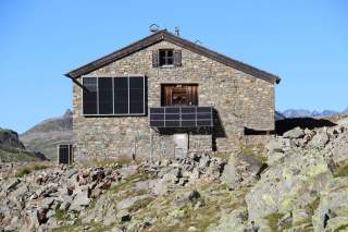 Berghütte aus Stein mit Solar