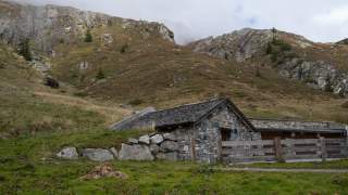 Die Verbellaalpe ist eine aus Steinen geschlichtete und gebaute Alpe, auf der im Sommer das Vieh bleibt.