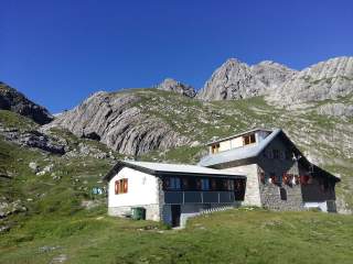 Berghütte im Sommer