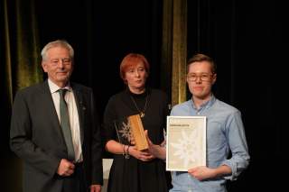 2022 wurde der Ehrenamtspreis auf der HV an das Kraxlkollektiv der Sektion Oberland verliehen. v.l.n.r.: Josef Klenner, Melanie Grimm, Tobias Gemsjäger