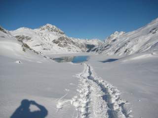 Schneebedeckte Berglandschaft mit See