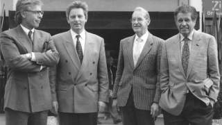 Hauptversammlung Eichstätt. Schwarz-Weiß-Foto zeigt vier Männer in Anzögen vor einem Gebäude.