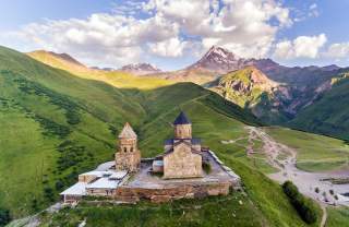 Die Gergeti-Kirche am Fuße des Kasbek. Foto: AdobeStock