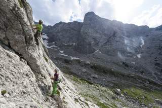 Zwei Menschen Klettern an einer Bergwand. Foto: DAV/Wolfgang Ehn