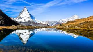 Panoramafoto mit der prägnanten Felspyramide des Matterhorns.