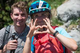Mountainbikerin und Wanderer in trauter Eintracht