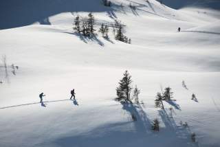 Menschen auf Skitour in Schneelandschaft