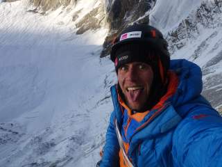Extrembergsteiger Stephan Siegrist macht ein Selfie am Cerro Kishtwar.
