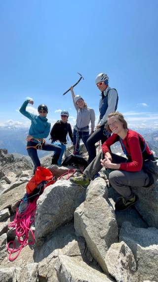 Fünf Frauen auf felsigem Gipfel