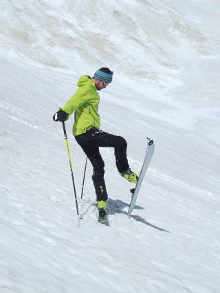 Skitourengeher macht Spitzkehre talwärts
