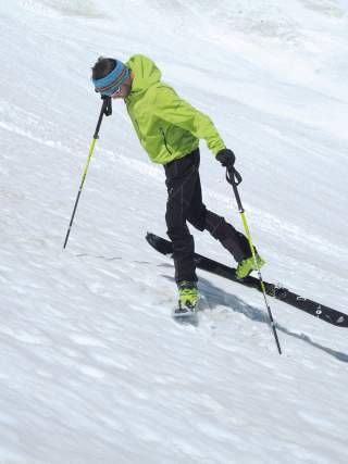 Skitourengeher macht Kickkehre