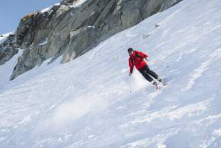 Fahren in verspurtem Schnee. Foto: Rudi Salger. Aus Alpin-Lehrplan 4, Skibergsteigen Freeriding