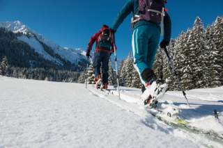 Zwei Menschen auf Skitour bei Sonnenschein