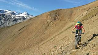 Mountainbikerin in Berglandschaft
