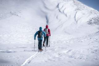 Zwei Menschen gehen in steilem Gelände Skitour